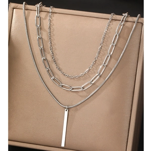 Collana argento a tre strati con catena a graffetta e pendente a barra rettangolare
