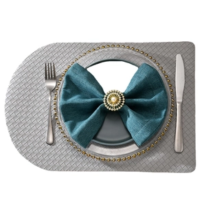 Rond de serviette doré soleil avec perle et strass sur tissu vert foncé