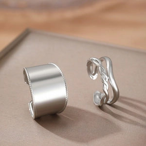 Polished stainless steel wide band ring with bead edges and layered wavy pattern design