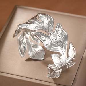 Bracciale rigido aperto a foglia argento regolabile con venature dettagliate