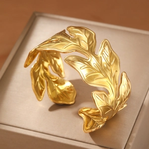 Anello a foglia regolabile in acciaio inossidabile placcato oro 18K con texture botaniche