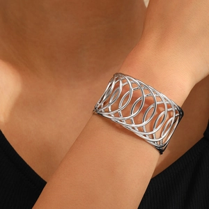 Bracelet jonc ouvert argenté chic avec anneaux géométriques creux et fini métallique