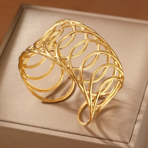 Bracelet jonc large plaqué or 18 carats avec découpes géométriques ovales superposées
