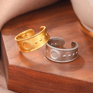 Set di anelli regolabili in acciaio al titanio con texture vintage in oro e argento