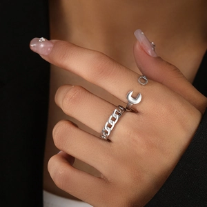 Gros plan sur la bague réglable argentée au design créatif de clé et de gourmette