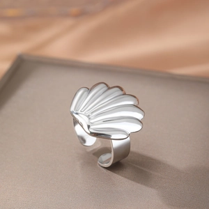 Polished silver scallop shell open ring for women with minimalist vintage French design