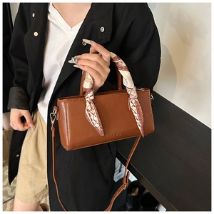 Bruine crossbody tas van kunstleer met handvat met sjaal en verstelbare schouderriem