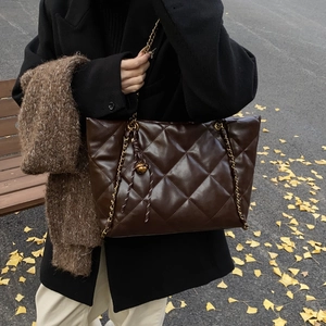Grand sac cabas matelassé marron foncé avec bandoulière chaîne au style automnal