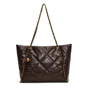 Sac fourre-tout matelassé marron foncé avec chaîne dorée et pendentif cloche