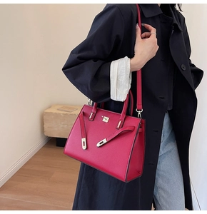 Elegante borsa a mano trapezoidale in pelle rossa con chiusura dorata per la sposa