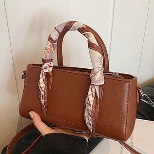 Bruine vintage kunstlederen handtas met sjaal aan handvat en afneembare schouderriem