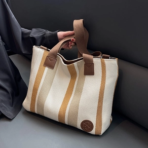 Große Damen-Tragetasche aus gestreiftem Canvas mit braunen Henkeln für den Alltag