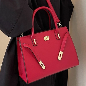 Elegante borsa da sposa rossa in pelle da donna con dettagli dorati e tracolla