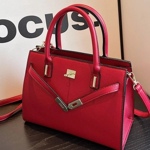 Elegante borsa da sposa in pelle rossa con chiusura a scatto dorata e tracolla