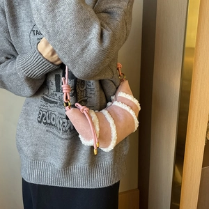 Rosa Wildleder-Halbmondtasche mit weißem Kunstpelzbesatz für den Herbst und Winter