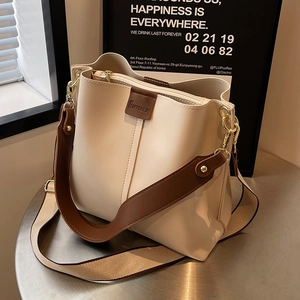 Chic 2024 large capacity cream white bucket bag with brown leather strap and gold hardware