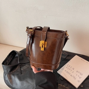 Sac seau vintage en cuir ciré marron avec boucle en métal doré et bandoulière