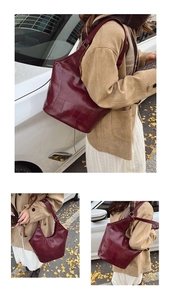 Bordeauxrode tote bag met vierkante lederen patchworktextuur in herfstachtige straatscènes