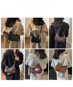 Détails de sacs croissants brillants en quatre couleurs avec chaînes et bandoulières