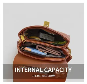 Détail de l'intérieur du sac à main en cuir marron avec double compartiment et dorures