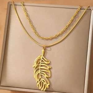 Collier double couche doré minimaliste avec chaîne serpent et pendentif plume