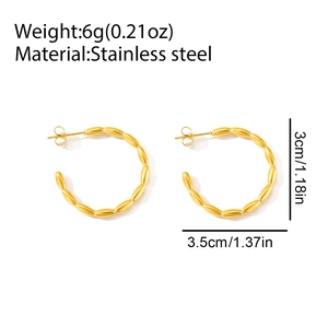 Détails des boucles d'oreilles créoles en acier plaqué or 18k avec dimensions et poids précis