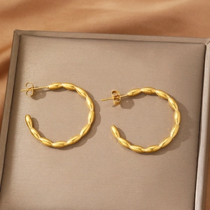 Boucles d'oreilles créoles en acier inoxydable doré 18k avec texture de perles