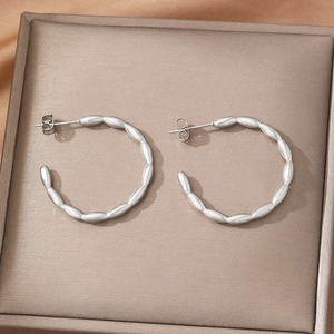 Boucles d'oreilles minimalistes argentées en forme de C avec motif de grain de riz mat