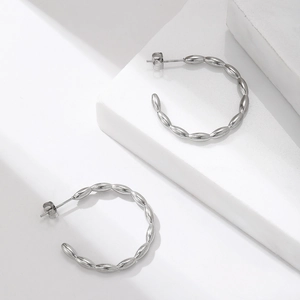 Boucles d'oreilles créoles minimalistes en acier inoxydable avec perles de riz dorées 18k