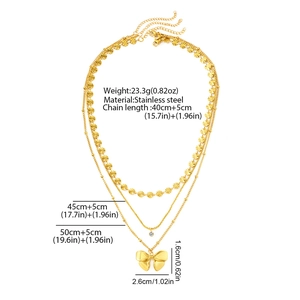 Détail du collier triple rang doré en acier inoxydable avec grand pendentif nœud