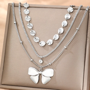 Collier argenté à trois rangs avec disque embossé, nœud et zircon sur boîte cadeau