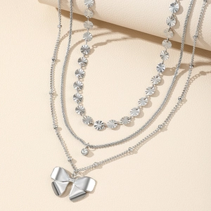 Collier argenté à trois rangs avec pendentif nœud, pierre de zircon et disques gravés