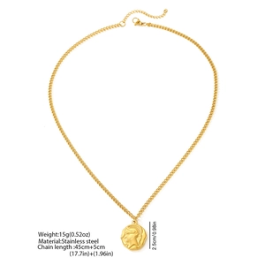Détail du pendentif pièce d'or vintage avec relief romain et chaîne à maillons réglable