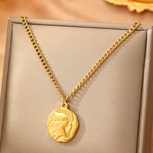 Collier pendentif médaillon tête de gladiateur romain vintage en acier inoxydable doré