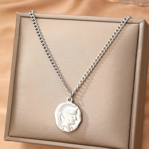 Collier rétro en acier inoxydable avec pendentif pièce portrait romain sur écrin