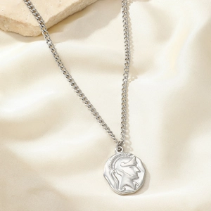 Collier avec pendentif pièce romaine argentée vintage et relief de gladiateur sur soie