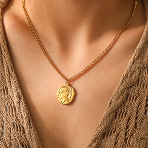 Collier Pendentif Relief Gladiateur Romain Antique Vintage Médaille Pièce Irrégulière Bijoux Acier Inoxydable Unisexe