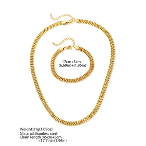 Dettaglio del set collana e bracciale a catena spessa in acciaio inossidabile dorato con chiusura
