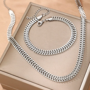 Set collana e bracciale in acciaio inossidabile con maglia spiga e chiusura a moschettone
