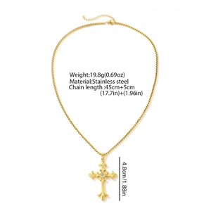 Détail du collier croix gothique doré avec incrustation de cristal et dimensions