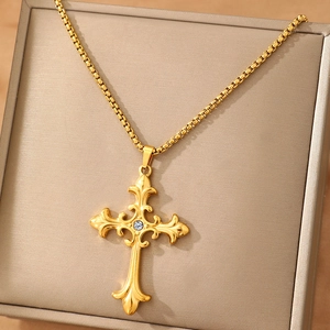 Pendentif croix gothique dorée avec cristal central et chaîne à mailles carrées