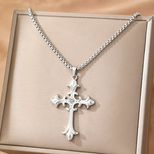 Pendentif croix gothique en acier inoxydable avec cristal dans un écrin de luxe
