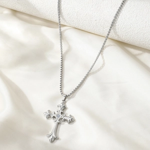 Pendentif croix gothique en acier inoxydable avec strass sur chaîne en soie blanche
