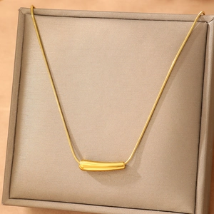 Collier doré avec pendentif géométrique poli et chaîne serpent pour femme