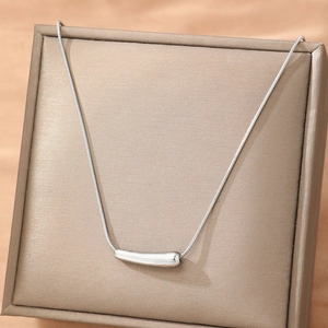 Collier minimaliste en acier inoxydable argenté avec pendentif barre courbée élégante