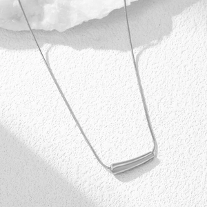 Collier minimaliste en acier inoxydable argenté avec pendentif tube incurvé coulissant