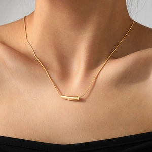 Collier Pendentif Barre Courbée En Acier Inoxydable Minimaliste Chaîne Serpent Géométrique Pour Femmes Bijoux Élégants