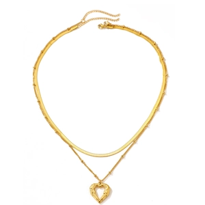 Collier double couche en acier doré avec pendentif cœur ajouré et chaîne serpent