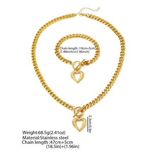 Vue détaillée de l'ensemble chaîne cubaine en or 18 carats avec pendentif coeur