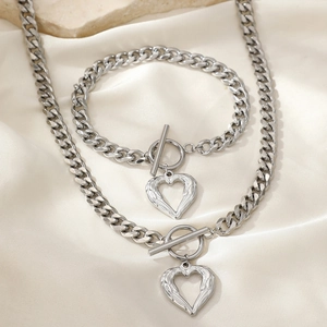 Ensemble bijoux chaîne cubaine avec pendentif cœur et fermoir OT sur soie beige